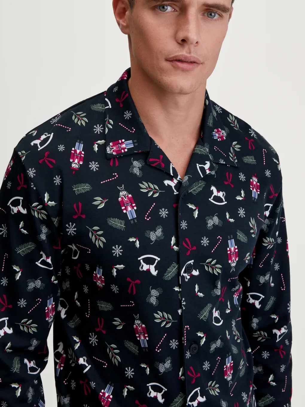 Pyjama mit Knöpfen